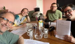 Paul Brody, Antonia Glugla, Pablo Bader und Mariano Domingo (von links nach rechts) proben für das Sommerkonzert des Utopia Orchesters